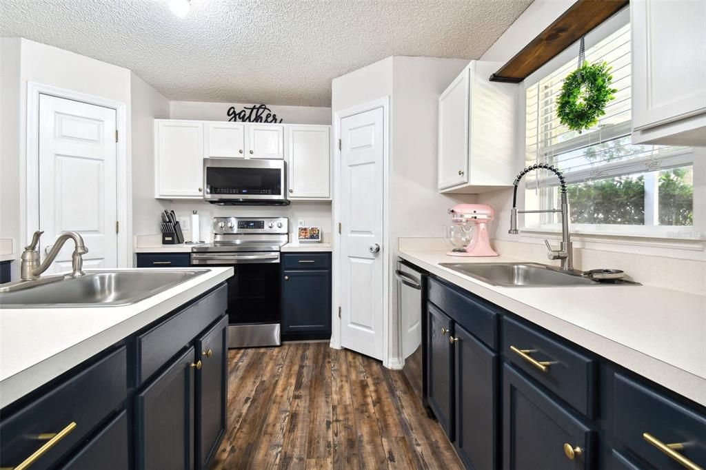 Active With Contract: $389,900 (4 beds, 2 baths, 2848 Square Feet)