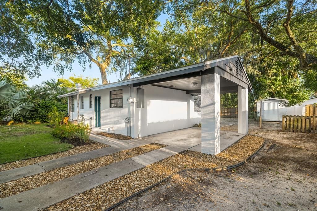 Active With Contract: $439,900 (2 beds, 1 baths, 800 Square Feet)