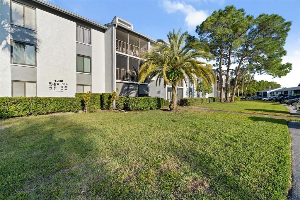 Active With Contract: $189,000 (2 beds, 2 baths, 979 Square Feet)
