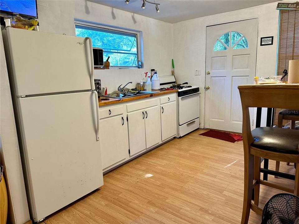 For Sale: $157,000 (2 beds, 1 baths, 624 Square Feet)