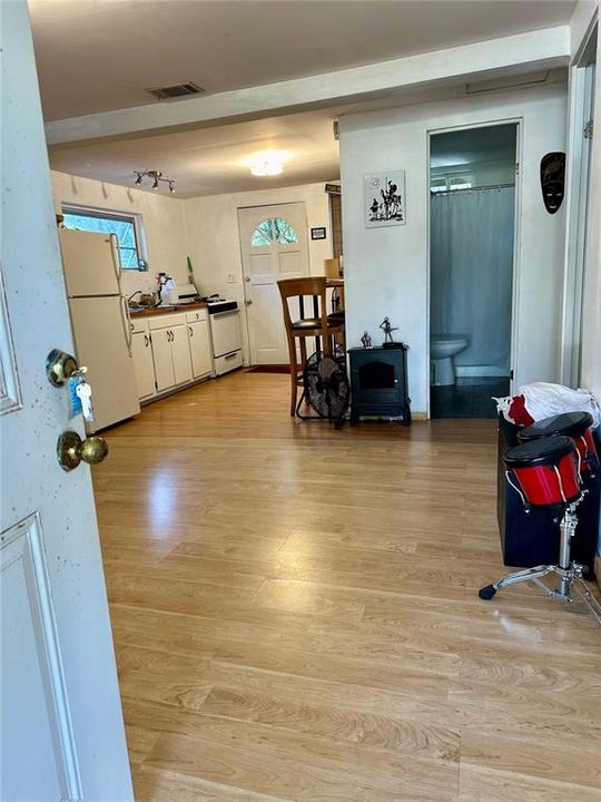 For Sale: $157,000 (2 beds, 1 baths, 624 Square Feet)