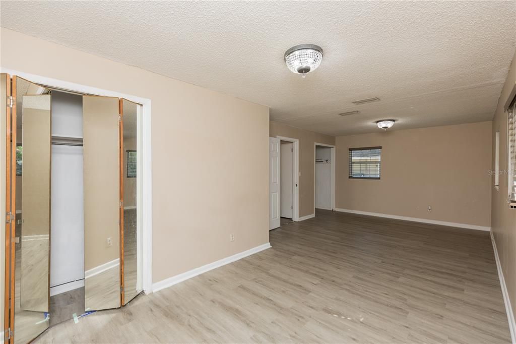 Active With Contract: $155,000 (2 beds, 1 baths, 1064 Square Feet)