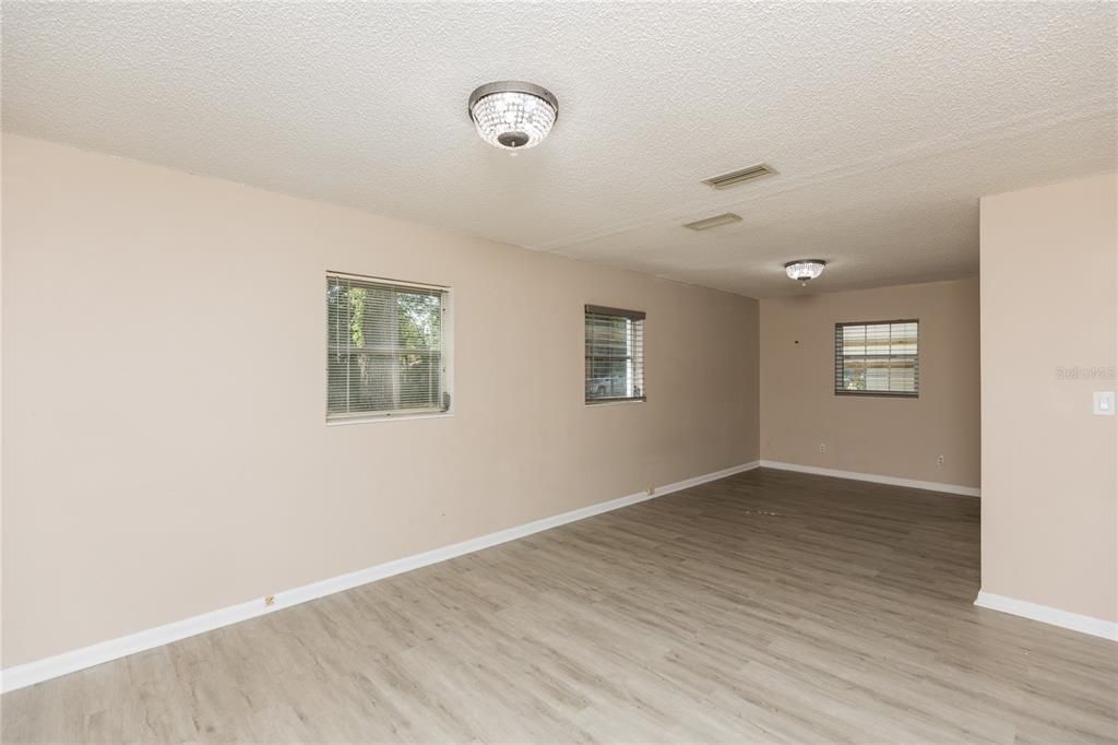 For Sale: $155,000 (2 beds, 1 baths, 1064 Square Feet)