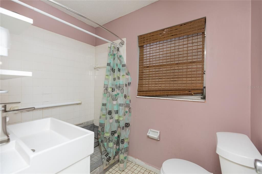 待售: $155,000 (2 贝兹, 1 浴室, 1064 平方英尺)
