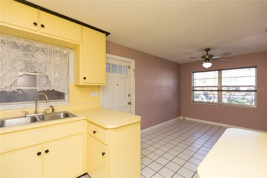 Active With Contract: $155,000 (2 beds, 1 baths, 1064 Square Feet)