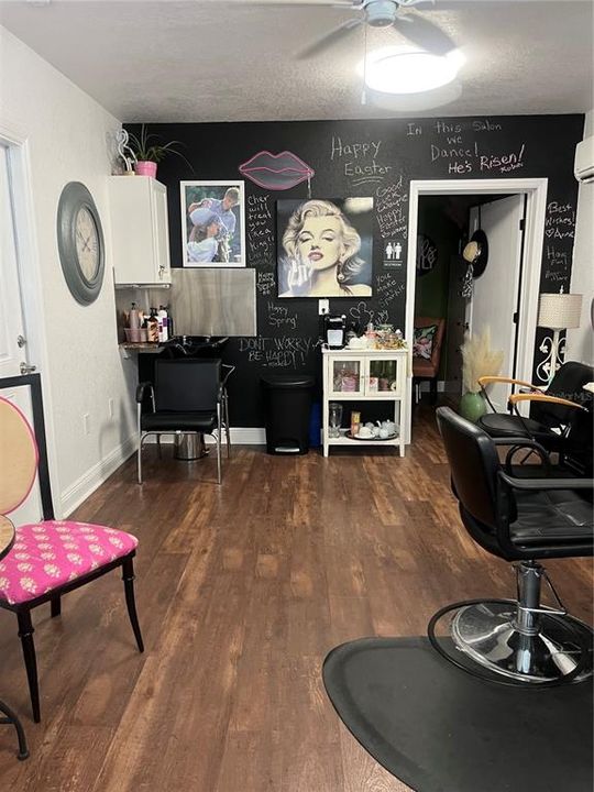Current use salon could be in law or 3rd bedroom