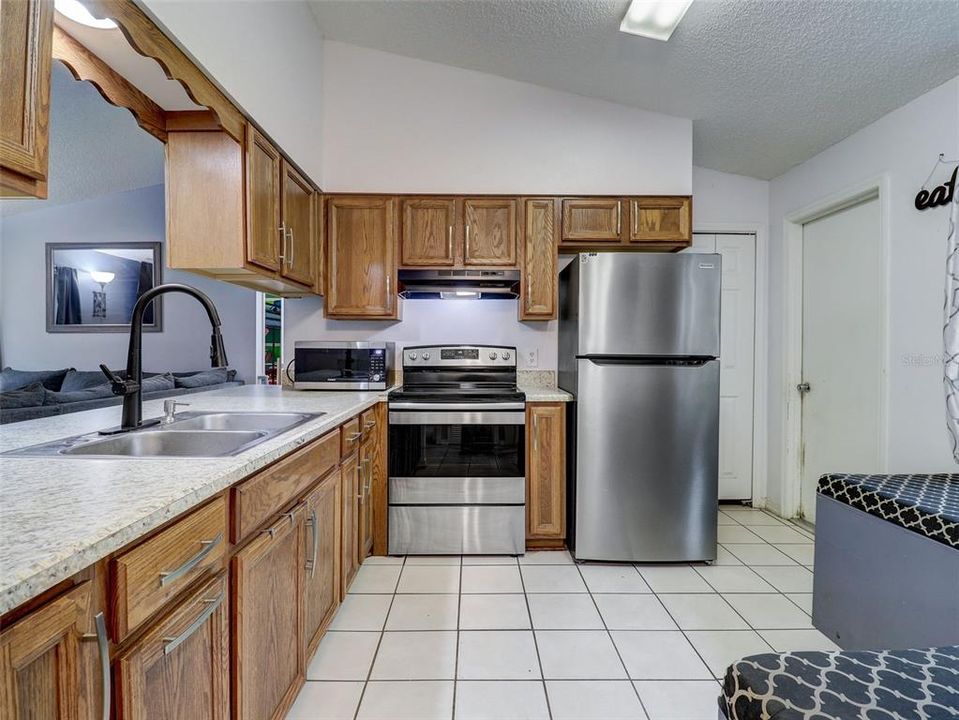 For Sale: $300,000 (3 beds, 2 baths, 1055 Square Feet)