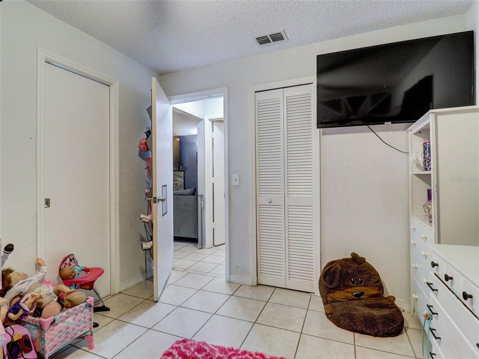 For Sale: $300,000 (3 beds, 2 baths, 1055 Square Feet)