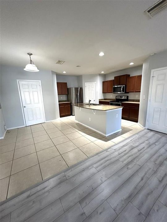 Active With Contract: $1,800 (2 beds, 2 baths, 1280 Square Feet)