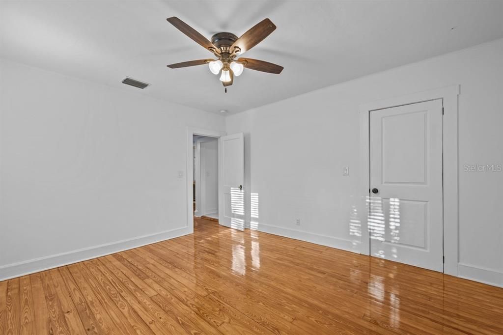 Active With Contract: $349,900 (2 beds, 1 baths, 934 Square Feet)