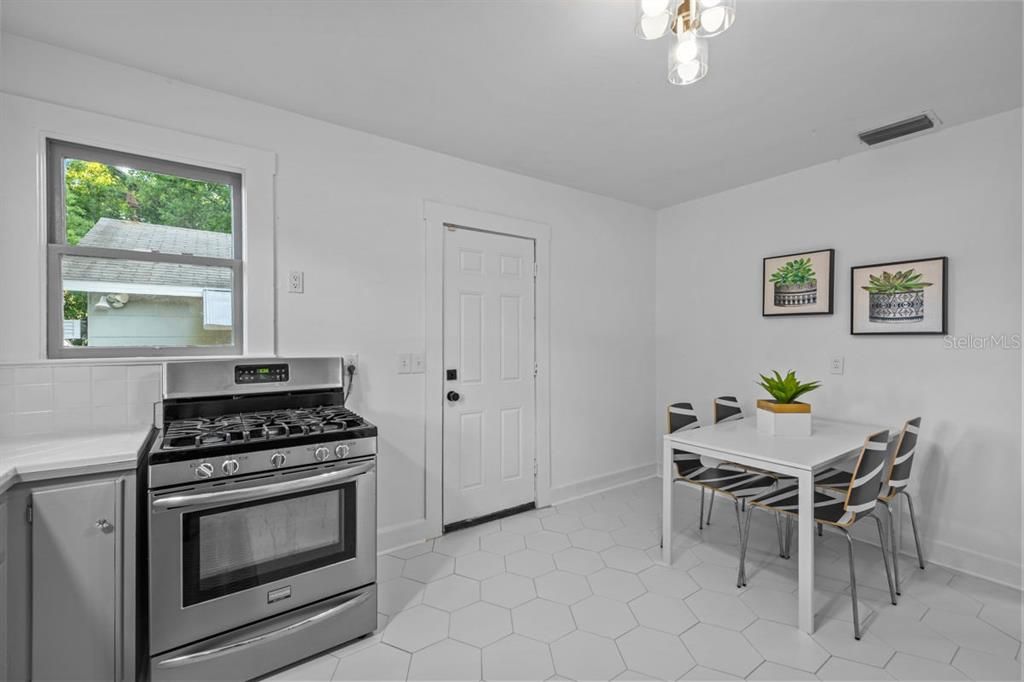Active With Contract: $349,900 (2 beds, 1 baths, 934 Square Feet)