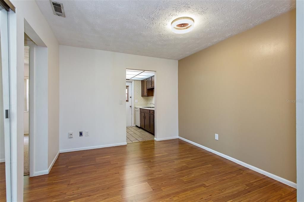 Active With Contract: $165,000 (1 beds, 1 baths, 730 Square Feet)