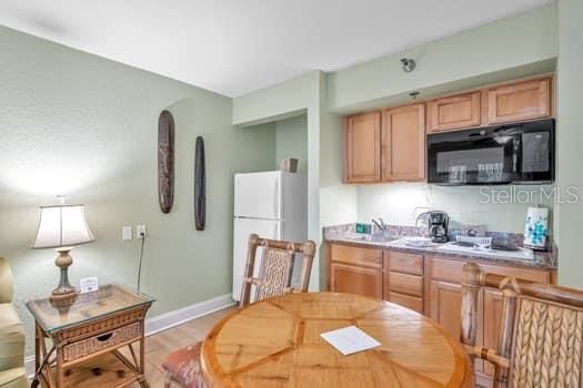 For Sale: $269,000 (1 beds, 1 baths, 498 Square Feet)