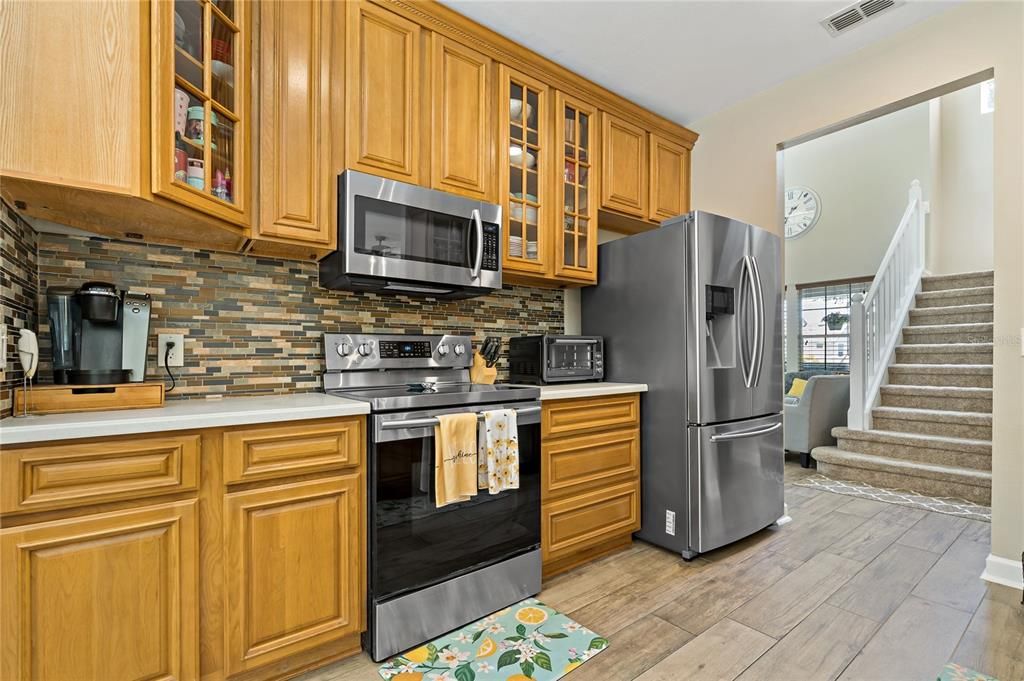 STAINLESS STEEL APPLIANCES AND CORIAN COUNTERTOPS IN THE KITCHEN!