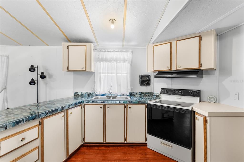 For Sale: $199,000 (2 beds, 2 baths, 784 Square Feet)