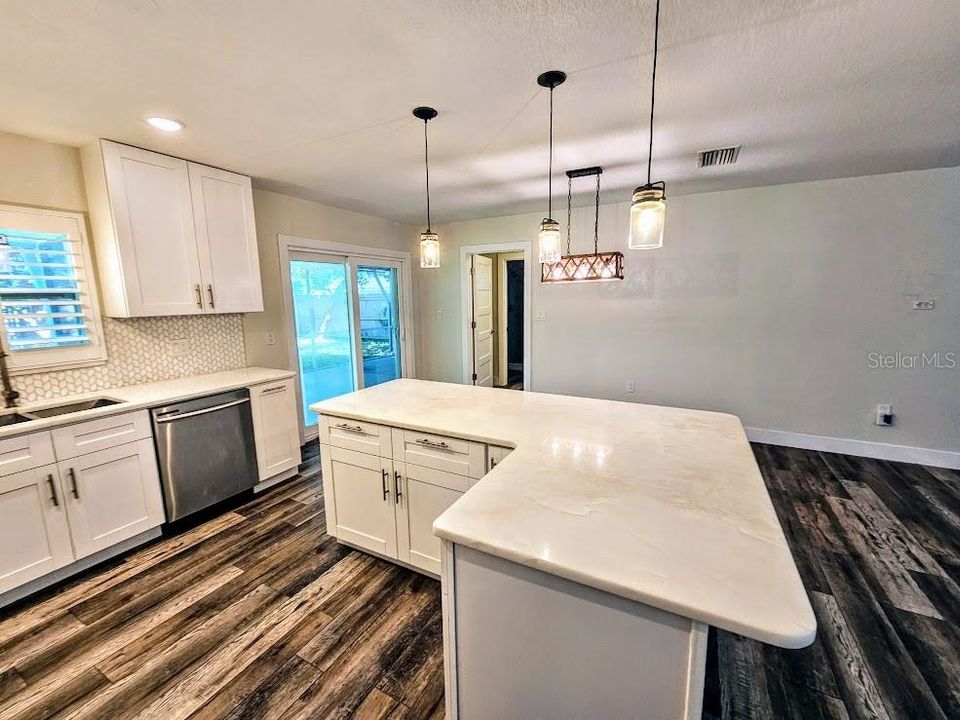 For Sale: $377,000 (2 beds, 2 baths, 1120 Square Feet)