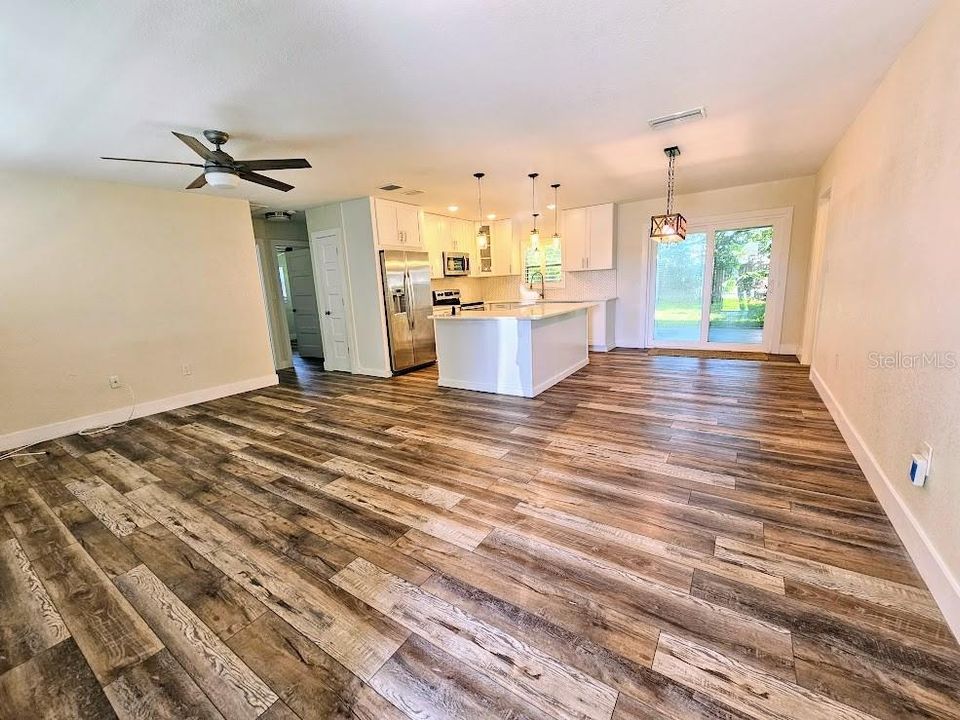 For Sale: $377,000 (2 beds, 2 baths, 1120 Square Feet)