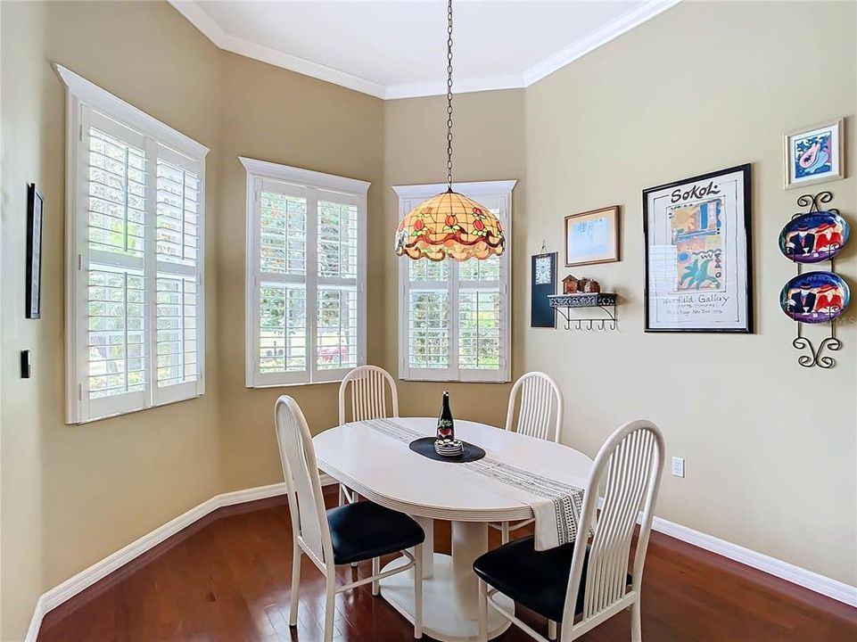 BREAKFAST NOOK WITH BAY WINDOW