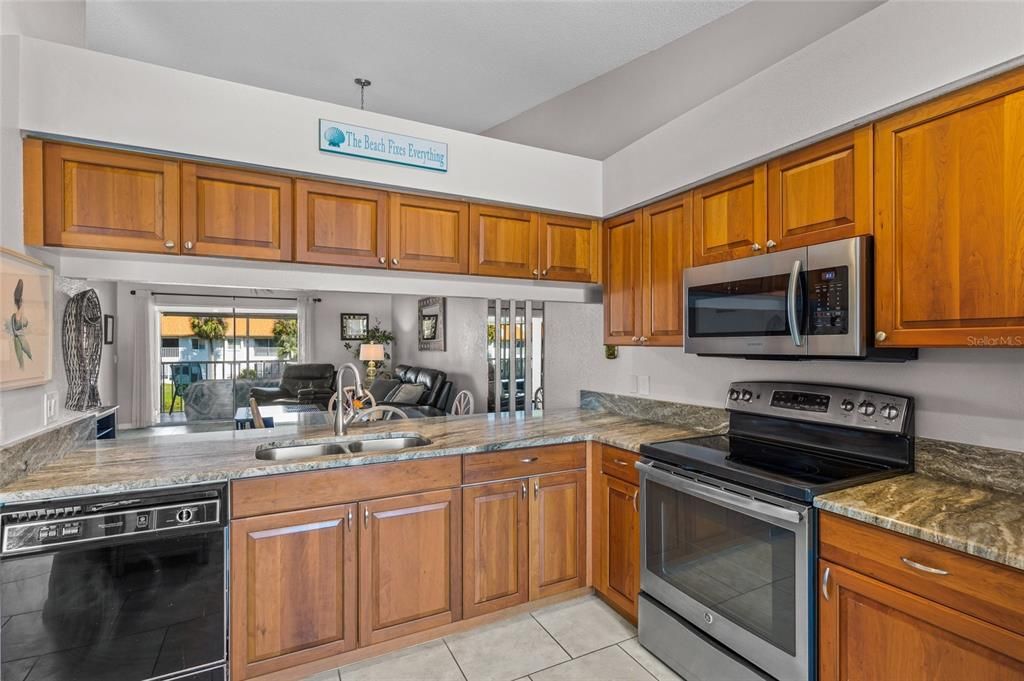 For Sale: $297,900 (2 beds, 2 baths, 1003 Square Feet)
