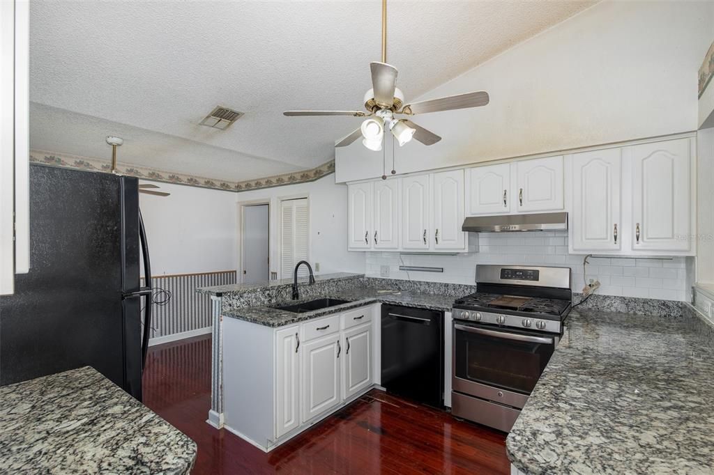 Active With Contract: $269,900 (3 beds, 2 baths, 1631 Square Feet)