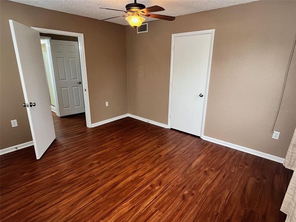 For Rent: $1,400 (1 beds, 1 baths, 2330 Square Feet)