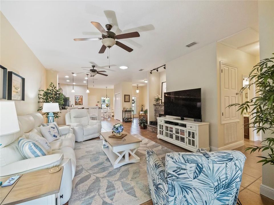 Active With Contract: $349,900 (3 beds, 2 baths, 1663 Square Feet)