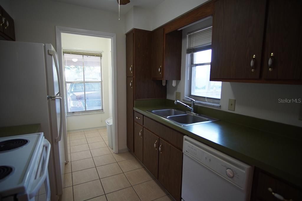 For Sale: $215,000 (2 beds, 1 baths, 992 Square Feet)