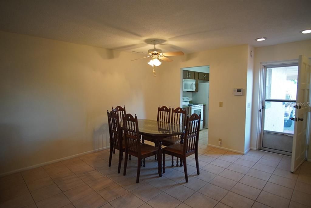 For Sale: $215,000 (2 beds, 1 baths, 992 Square Feet)
