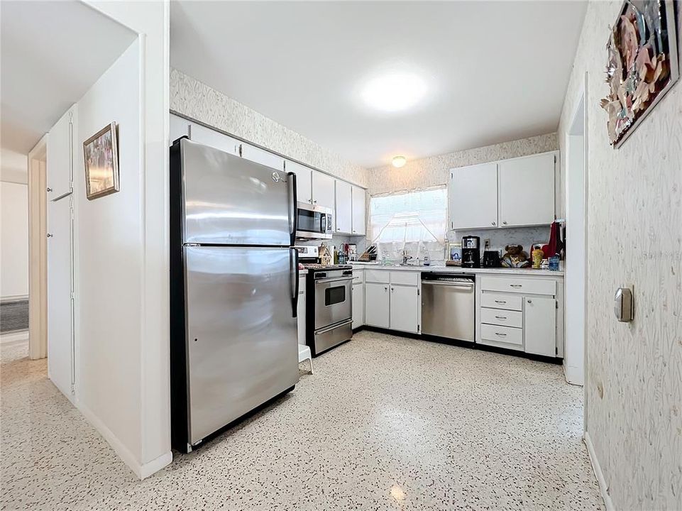 For Sale: $224,000 (2 beds, 1 baths, 1219 Square Feet)
