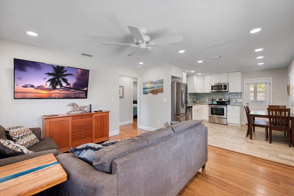 Active With Contract: $349,000 (2 beds, 1 baths, 842 Square Feet)