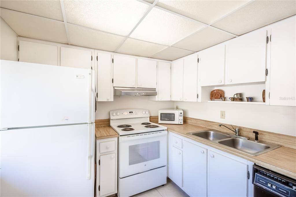 For Sale: $239,000 (2 beds, 2 baths, 972 Square Feet)