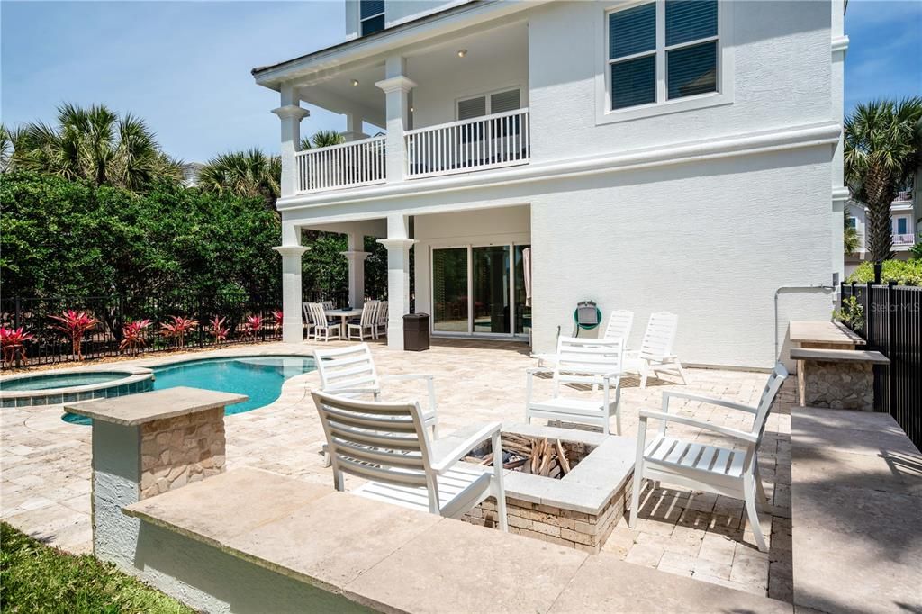 Pool / Jacuzzi and fire pit