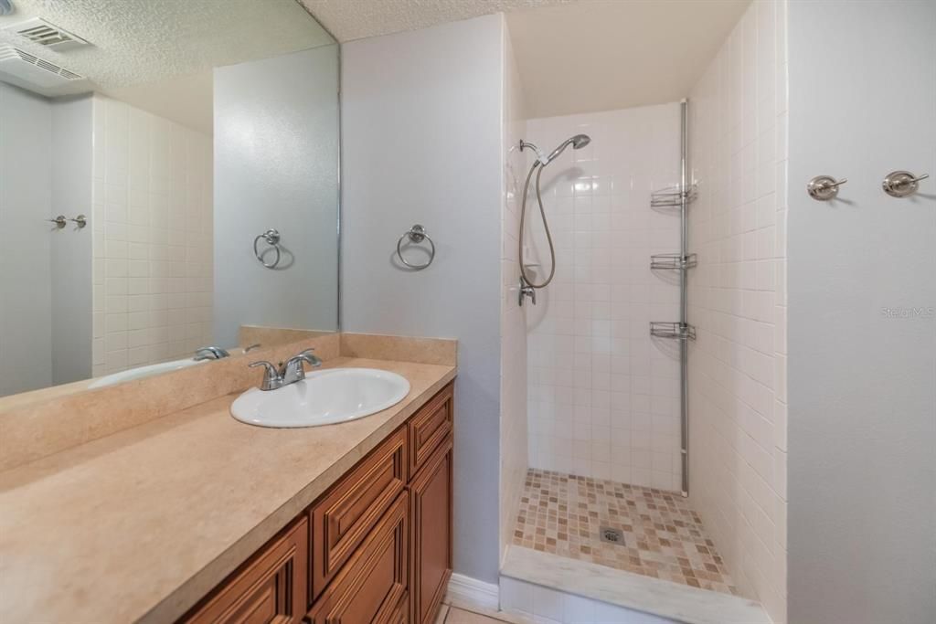 For Sale: $225,000 (2 beds, 2 baths, 950 Square Feet)