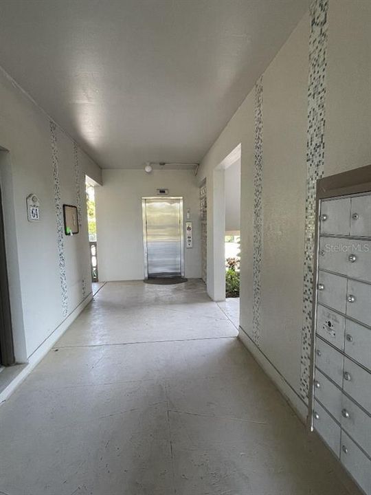 Active With Contract: $197,900 (1 beds, 1 baths, 687 Square Feet)