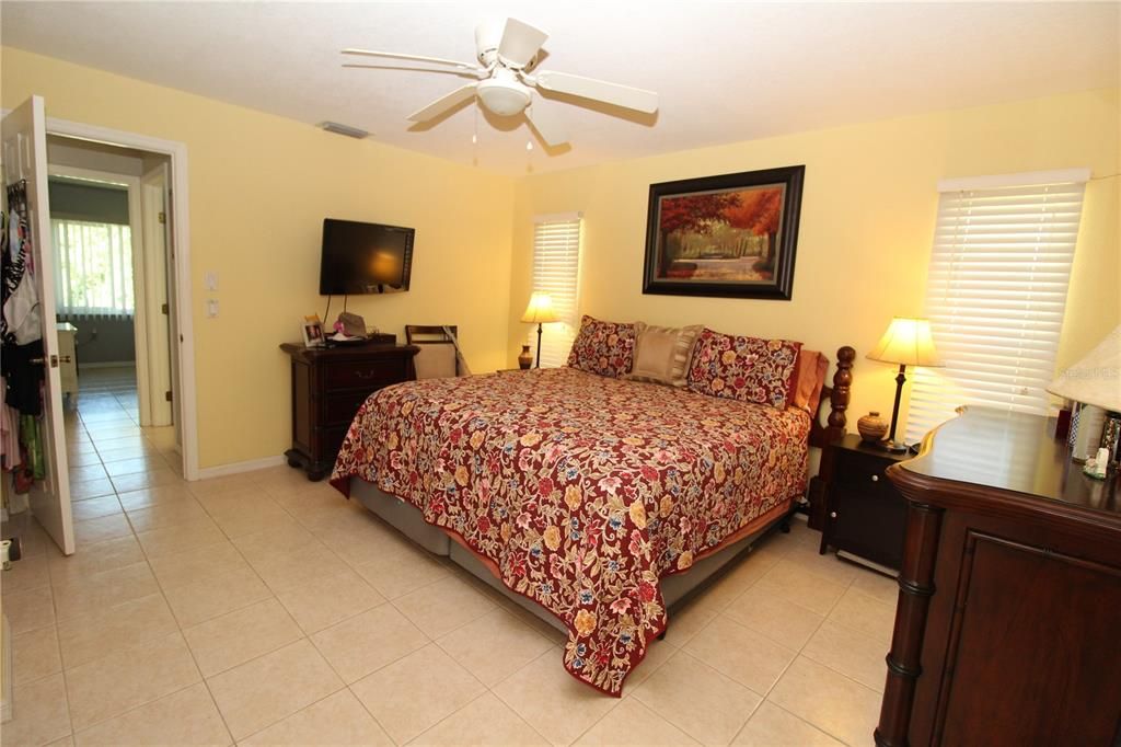 For Sale: $319,900 (2 beds, 2 baths, 1107 Square Feet)