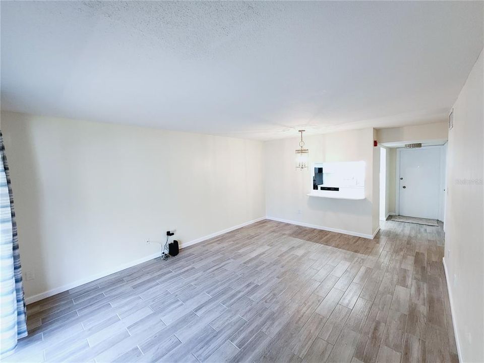 For Sale: $220,000 (1 beds, 1 baths, 649 Square Feet)