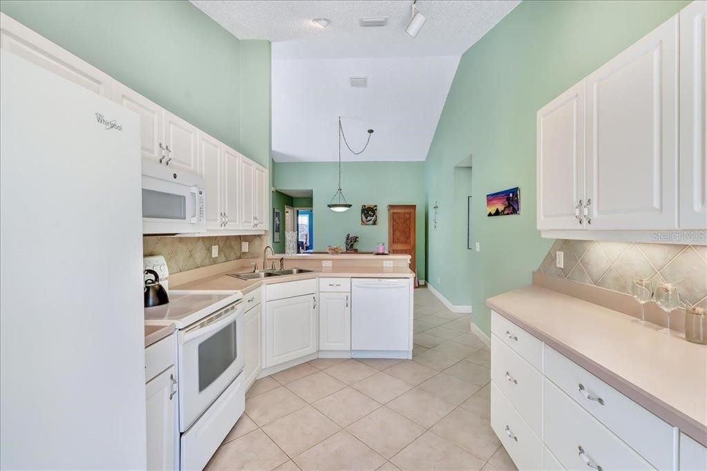 For Sale: $449,000 (2 beds, 2 baths, 1250 Square Feet)