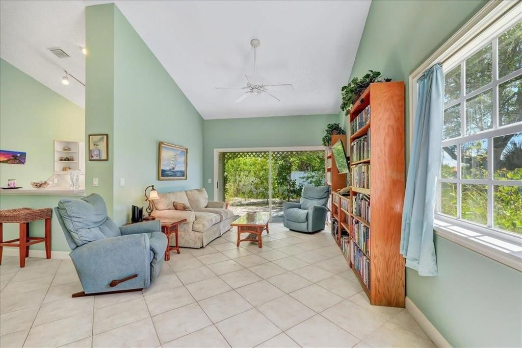 Activo con contrato: $348,900 (2 camas, 2 baños, 1277 Pies cuadrados)