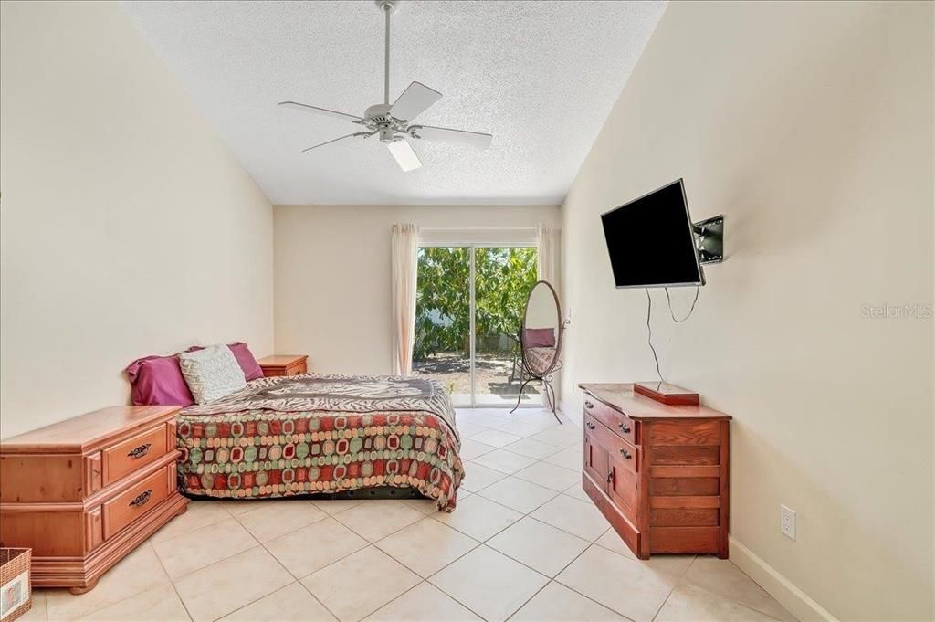 Activo con contrato: $348,900 (2 camas, 2 baños, 1277 Pies cuadrados)