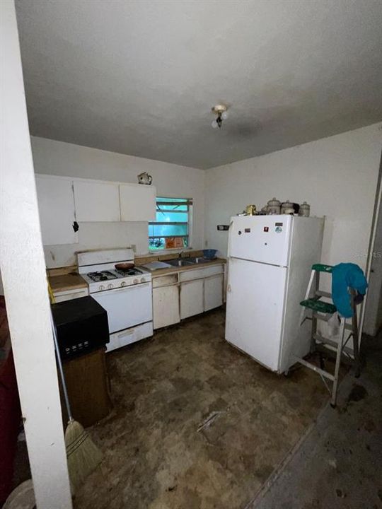 Active With Contract: $89,000 (2 beds, 2 baths, 979 Square Feet)
