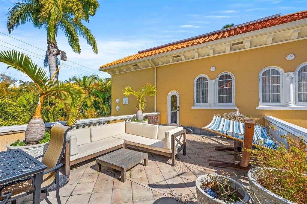 Active With Contract: $2,300,000 (5 beds, 4 baths, 3392 Square Feet)