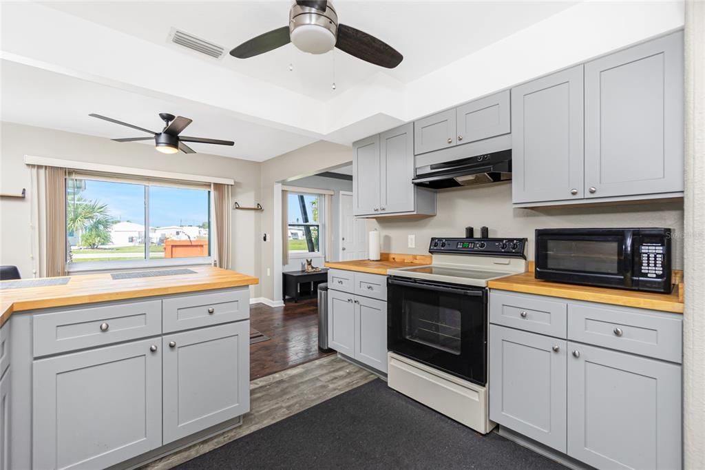 For Sale: $429,900 (3 beds, 2 baths, 1652 Square Feet)