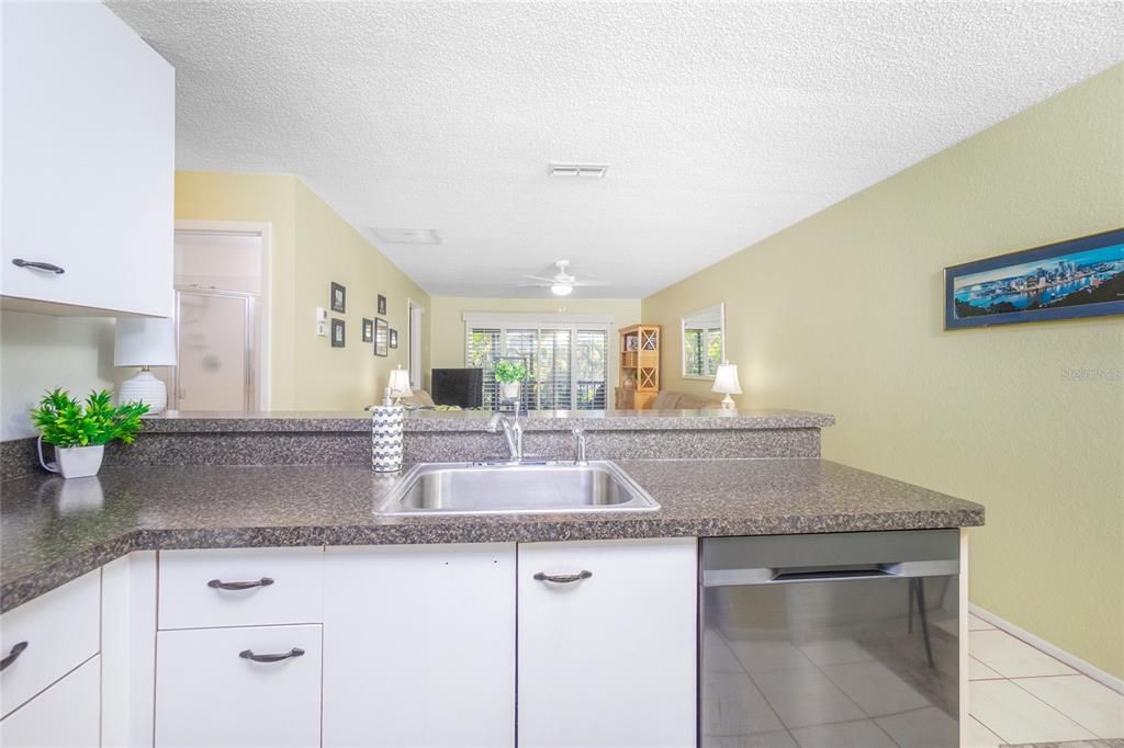 For Sale: $179,500 (2 beds, 2 baths, 860 Square Feet)