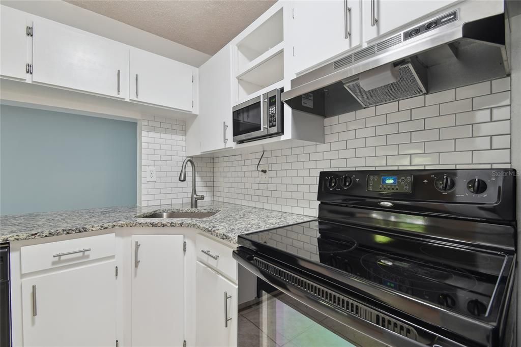 For Sale: $199,999 (2 beds, 2 baths, 979 Square Feet)