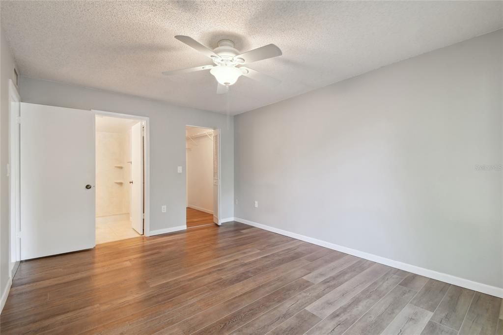 For Sale: $199,999 (2 beds, 2 baths, 979 Square Feet)