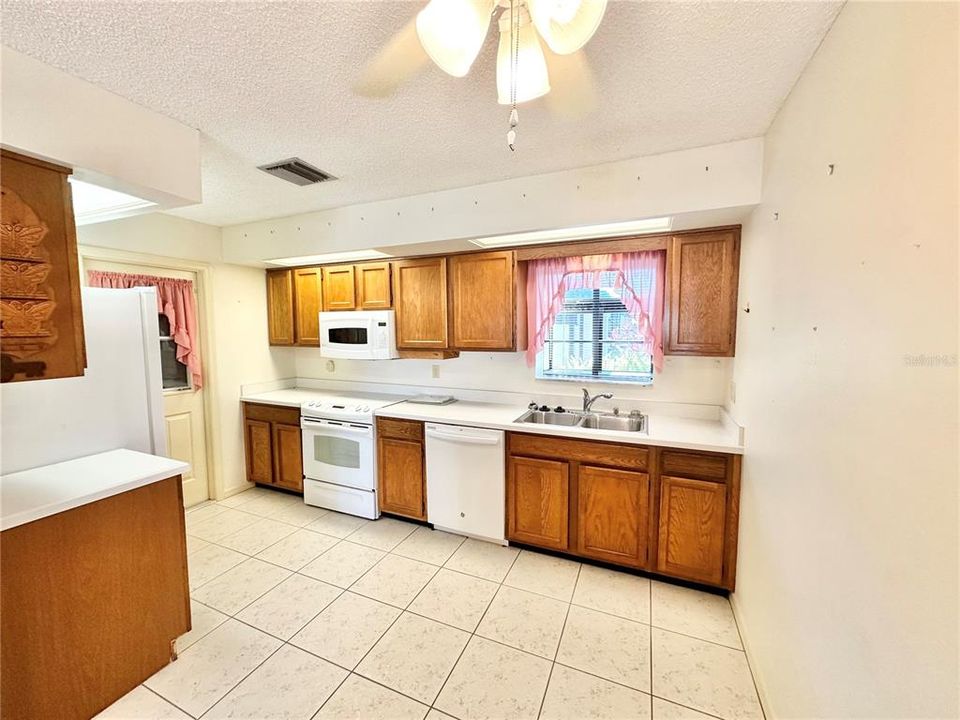 For Sale: $199,900 (2 beds, 2 baths, 1177 Square Feet)