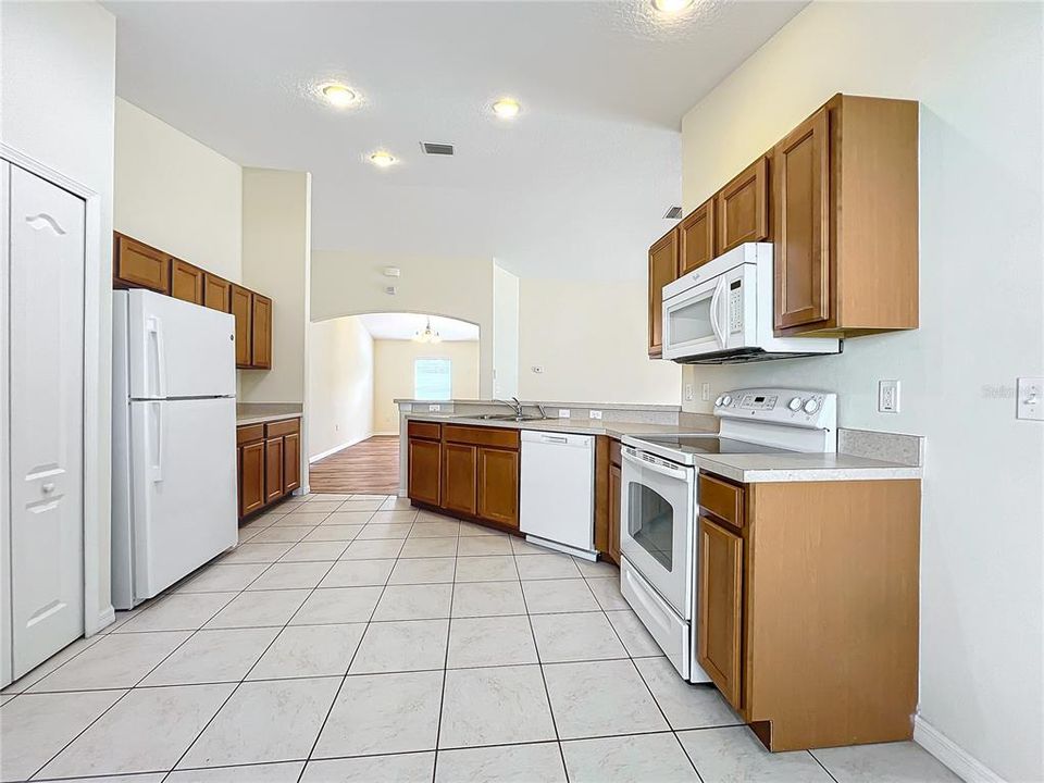 For Sale: $365,000 (4 beds, 3 baths, 1900 Square Feet)