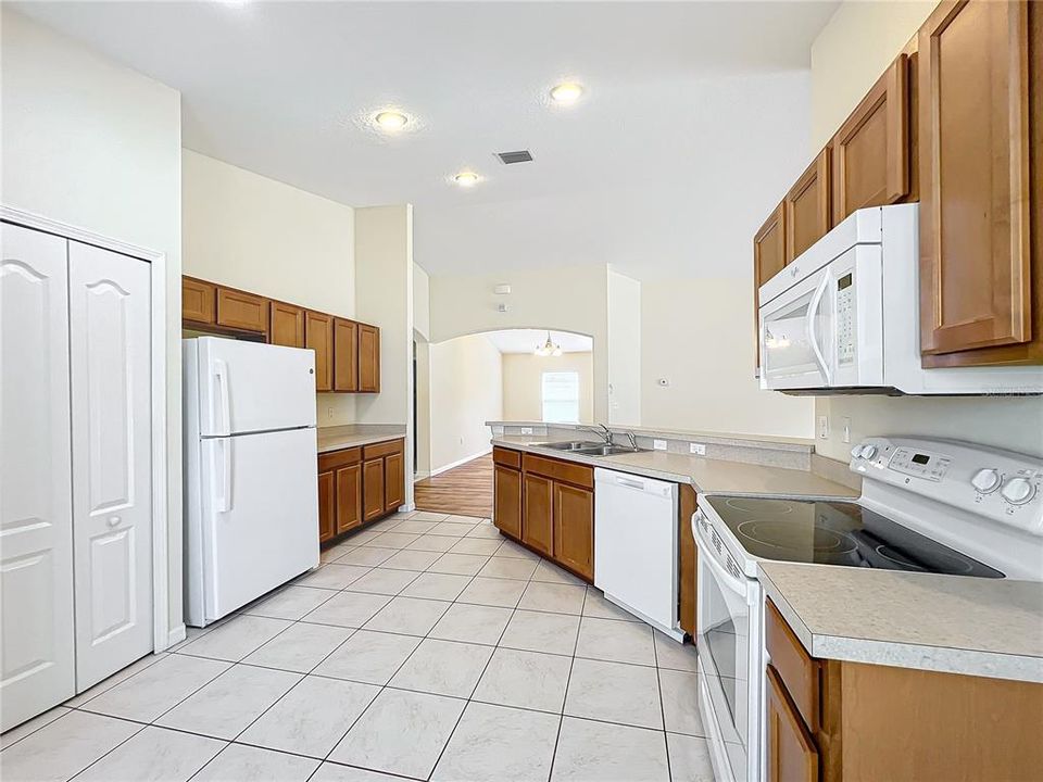 For Sale: $360,000 (4 beds, 3 baths, 1900 Square Feet)