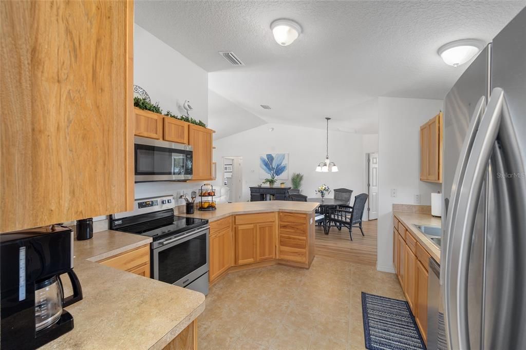 For Sale: $347,500 (2 beds, 2 baths, 1214 Square Feet)