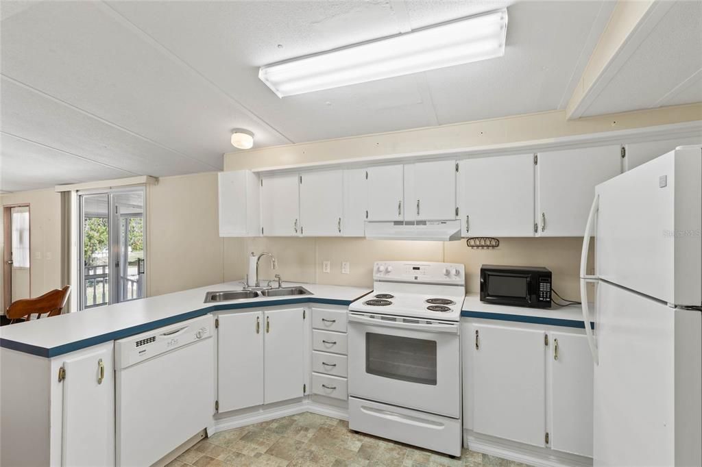 Active With Contract: $140,000 (2 beds, 2 baths, 924 Square Feet)